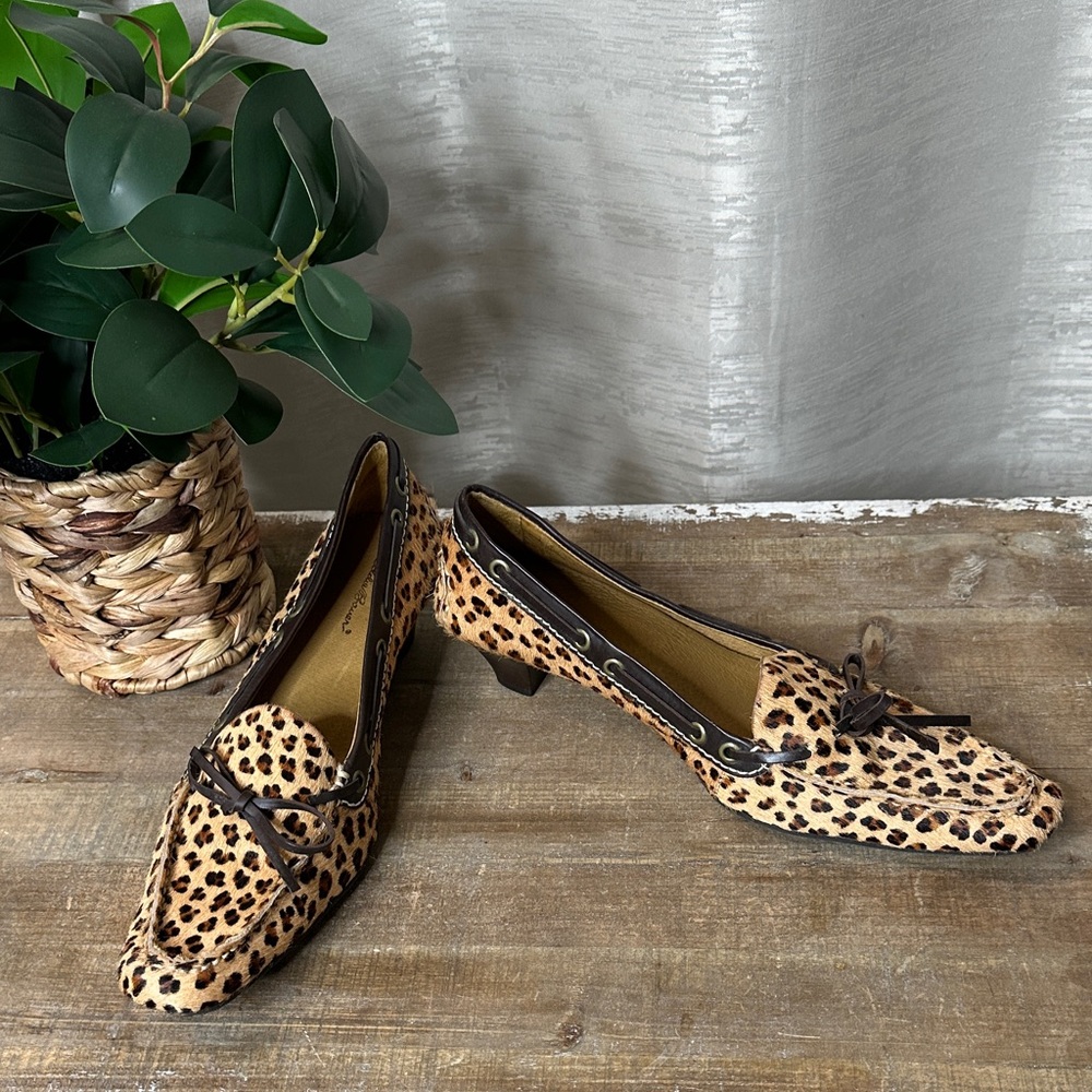 Eddie Bauer leopard print faux fur kitten heel leather  pointy toed shoes w bow